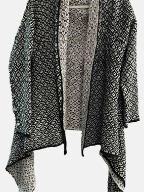 Women’s Fylo Black And White Cardigan Size XXL 2XL